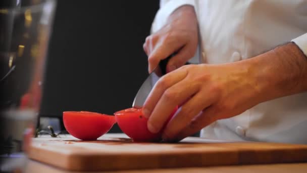 Cozinheiro Está Cortar Tomates Cozinheiro Está Cortando Vegetais Vermelhos — Vídeo de Stock