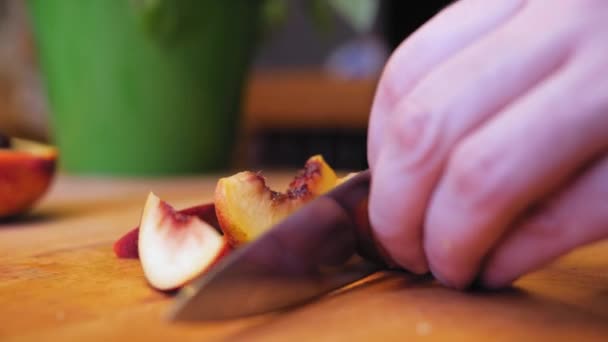 Cozinheiro Corta Nectarina Uma Tábua Madeira — Vídeo de Stock