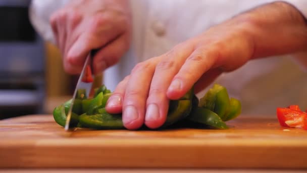 Aşçı Yeşil Biber Kesiyor — Stok video