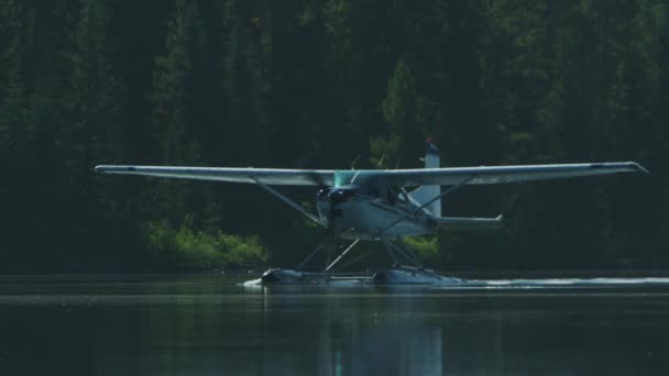 浮动飞机缓慢地穿过河流或湖泊向摄像机飞去的镜头 — 图库视频影像