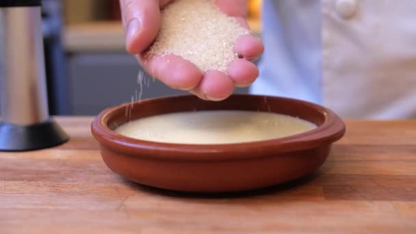 Cocinero Rocía Azúcar Pudín — Vídeos de Stock