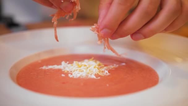 Chef Decora Gazpacho Con Jamón — Vídeos de Stock