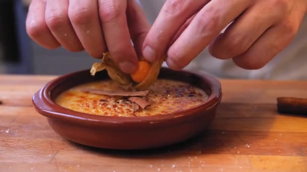 Der Koch Dekoriert Den Pudding Einer Schüssel — Stockvideo