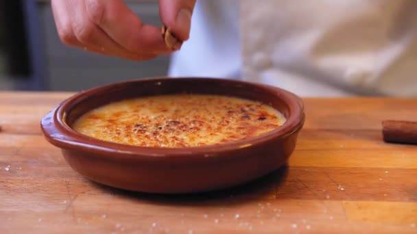 Cocinero Pone Canela Budín — Vídeos de Stock