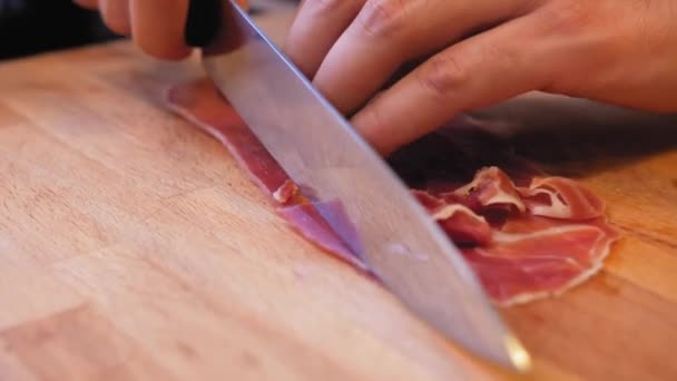 Ham Snijden Een Houten Plank — Stockvideo