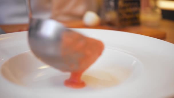 Verser Gazpacho Dans Une Assiette — Video