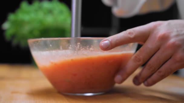 Tomaten Einer Schüssel Vermischt Der Koch Mixt Tomaten Der Glasschüssel — Stockvideo