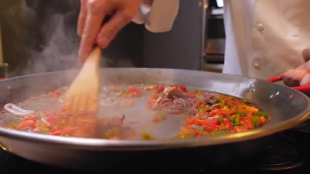 Cozinheiro Mistura Paella Uma Panela — Vídeo de Stock