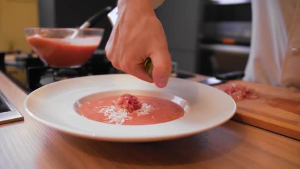 Kuchař Topping Gazpacho Olejem — Stock video