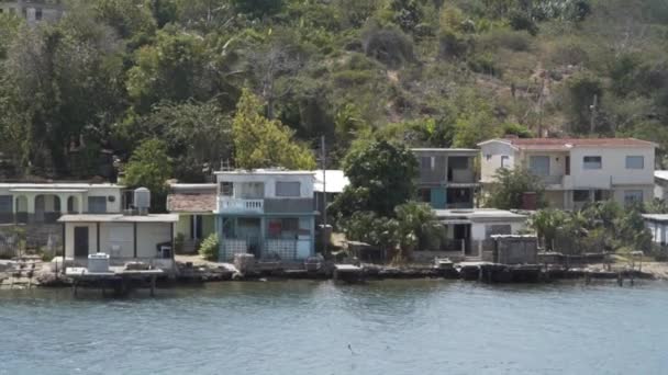 Typowe Kubańskie Domy Nad Brzegiem Morza Zastrzelone Łodzi — Wideo stockowe