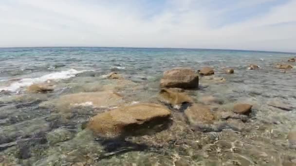 Čistá Mořská Voda Skalnatém Břehu Čistý Horizont Miniaturní Vlny — Stock video
