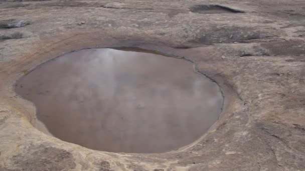 Αντανάκλαση Ενός Συννεφιασμένου Ουρανού Μια Λίμνη Νερού Βράχο Της Ερήμου — Αρχείο Βίντεο