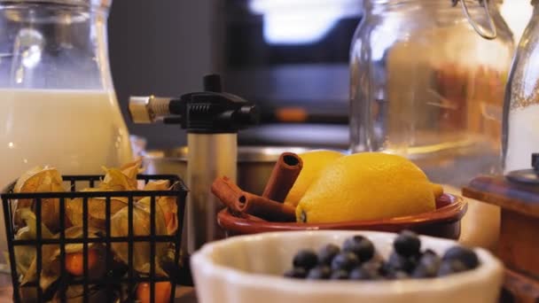 Ingredientes Coloridos Para Sobremesa Balcão Cozinha — Vídeo de Stock