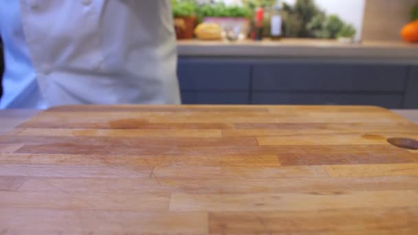 Cozinheiro Coloca Pudim Uma Tigela Balcão Cozinha — Vídeo de Stock