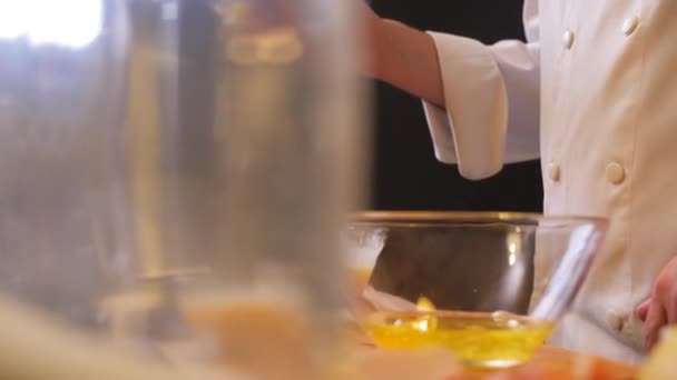 Chef Vérifie Consistance Pâte Dans Bol — Video