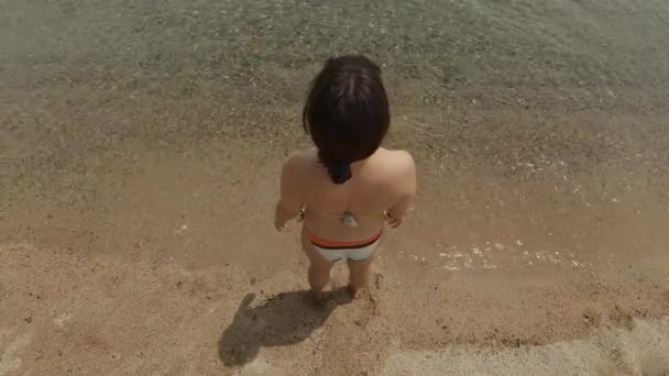 Sevimli Bikinili Genç Bir Kadın Sahilde Dikilip Kameraya Bakıyor — Stok video