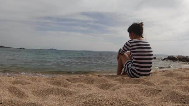 Sithonia Yunanistan Plajda Oturan Sevimli Genç Bir Kadın — Stok video