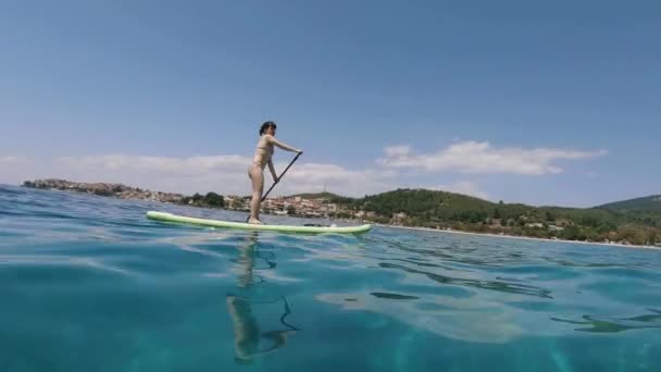Bikini Kvinna Stå Upp Surfbräda Rodd Sithonia Grekland Spårning — Stockvideo