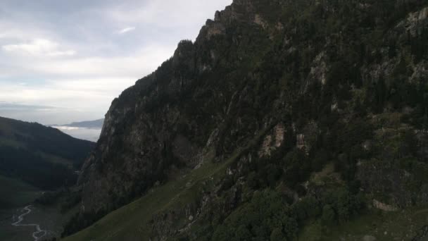 背後に緑豊かな山々が広がるヒマハル プラデーシュ州 ハンマタ峠への単独ハイキングで撮影されたドローン 日没時に撃たれた — ストック動画