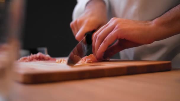 Cuoco Taglia Prosciutto Una Tavola Legno — Video Stock
