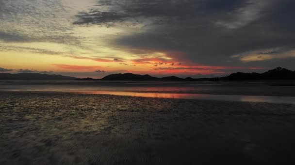 Vuelo Bajo Sobre Playa Tropical — Vídeos de Stock