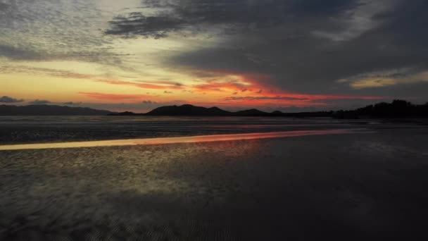 Laag Vliegende Drone Boven Tropisch Strand Bij Zonsopgang — Stockvideo