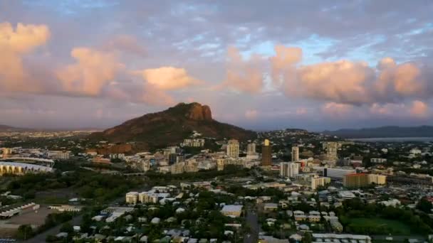 Reverse Sunrise Drone Timelapse Townsville City North Queensland Austrália — Vídeo de Stock