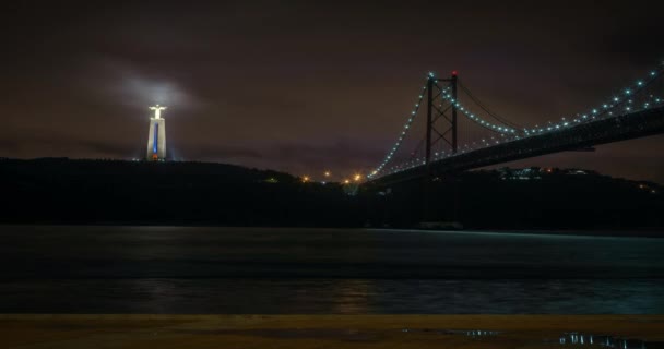 Lissabon Brücke Und Christus Der König Nacht Zeitraffer Wolken Bewegen — Stockvideo