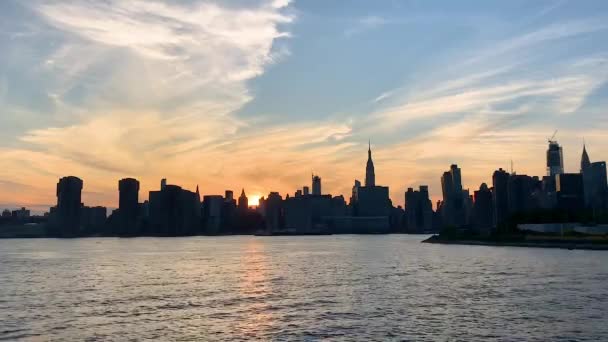 Sjöflygplan Lyfter Med Manhattan Bakgrunden Vid Solnedgången — Stockvideo