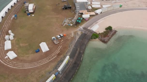Sitio Construcción Hermosa Playa Inclinación Aérea Hacia Arriba — Vídeos de Stock