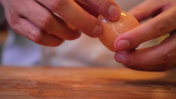 木の板の上で卵を焼く — ストック動画