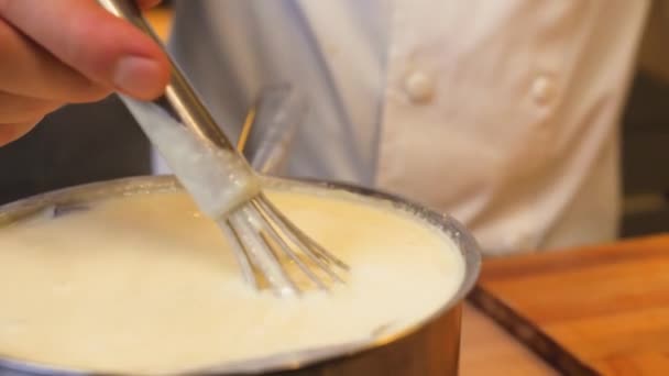 Cocinero Mezcla Pudín Una Olla — Vídeo de stock