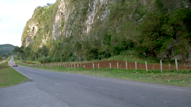 Viejo Coche Rojo Pasando Palenque — Vídeos de Stock