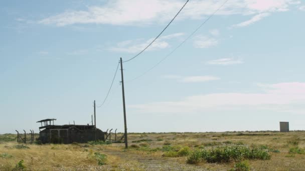 Linia Energetyczna Będzie Opuszczać Chatę Upalny Letni Dzień Dungeness — Wideo stockowe