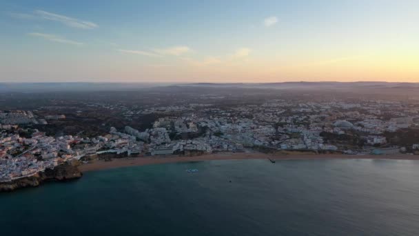 Wybrzeże Plaży Albufeira Budzi Się Pięknym Wschodzie Słońca Panoramiczny Widok — Wideo stockowe