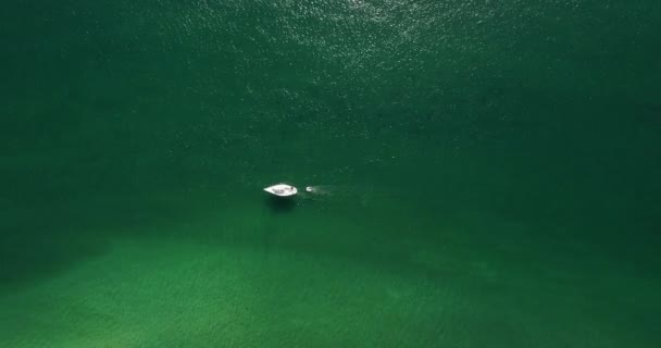 Beyaz Yelkenli Paradisiac Kristal Berrak Bir Suda Sabah Yelken Açıyor — Stok video