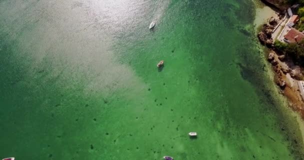 Voilier Blanc Arrivant Une Plage Privée Avec Eau Cristalline Matin — Video