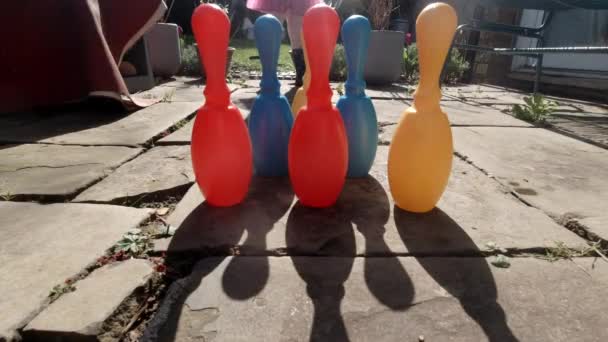 Pembe Elbiseli Kız Bahçede Oyuncak Şekerlemelerle Oynuyor Parlak Bir Bahar — Stok video