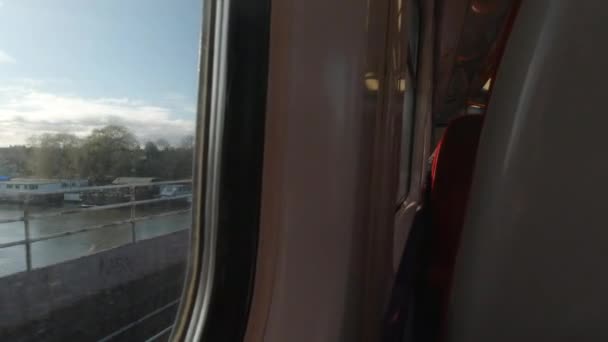 Tiro Trem Movimento Sudoeste Londres Tiro Incluem Assentos Trem Janela — Vídeo de Stock