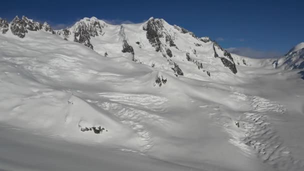 Воздушный Дрон Летящий Над Огромными Ледниковыми Горами — стоковое видео