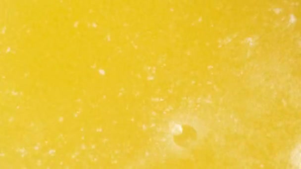 Zblízka Rozpuštěné Tablety Žluté Barevné Vodě Bubliny Vlní — Stock video