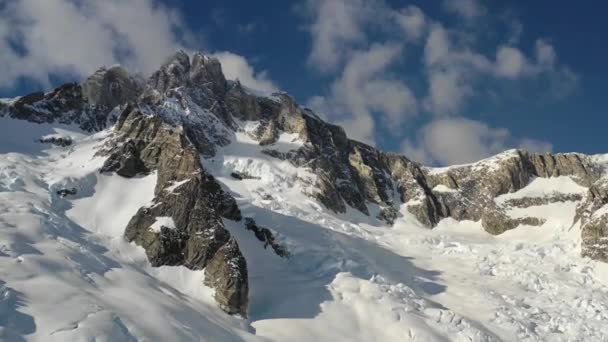 Drohnenaufnahmen Fliegen Auf Riesigen Imposanten Berggipfel — Stockvideo
