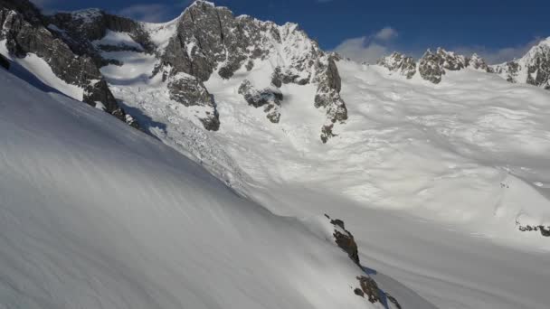 Αεροπλάνο Drone Πετούν Μέσα Από Τεράστια Βουνά Χειμώνα — Αρχείο Βίντεο