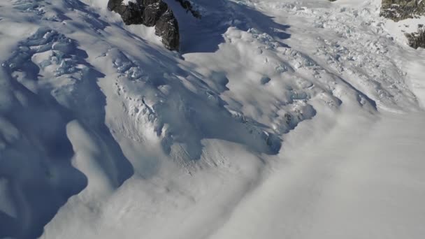 Insansız Hava Aracı Buzullara Bakarak Dev Bir Dağ Zirvesini Gözler — Stok video