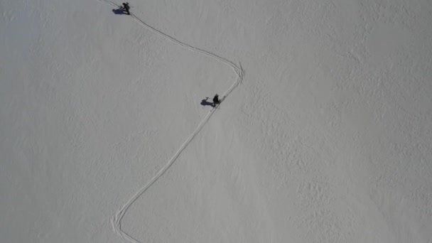 Overhead Drönare Skott Skidåkare Flås Medan Drönare Roterar Runt Cirkel — Stockvideo