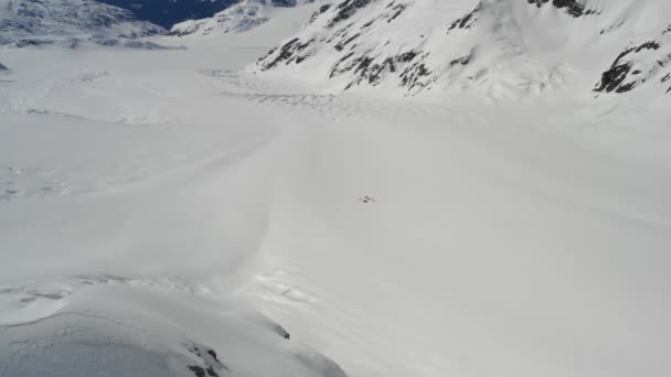 Drone Images Minuscules Basecamp Tentes Sur Immense Glacier Tentaculaire — Video