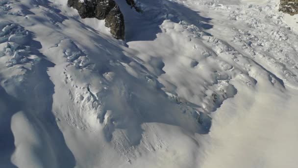 Запись Дрона Летящего Над Ледником Поднимающегося Вверх Раскрыть Гору — стоковое видео