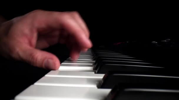 Повільно Віддаляючись Від Людини Грає Електронній Клавіатурі Лівою Рукою Широкий — стокове відео