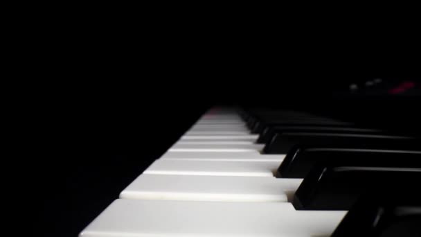 Düşük Profil Geniş Açılı Elektronik Klavye Makrosu Beyaz Tuşların Ortasında — Stok video