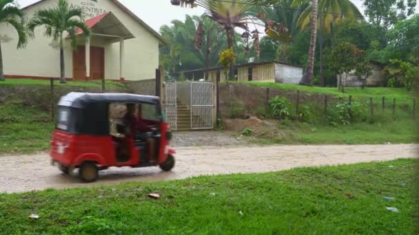 Tuk Tuk Dirige Através Quadro Estrada Lamacenta — Vídeo de Stock